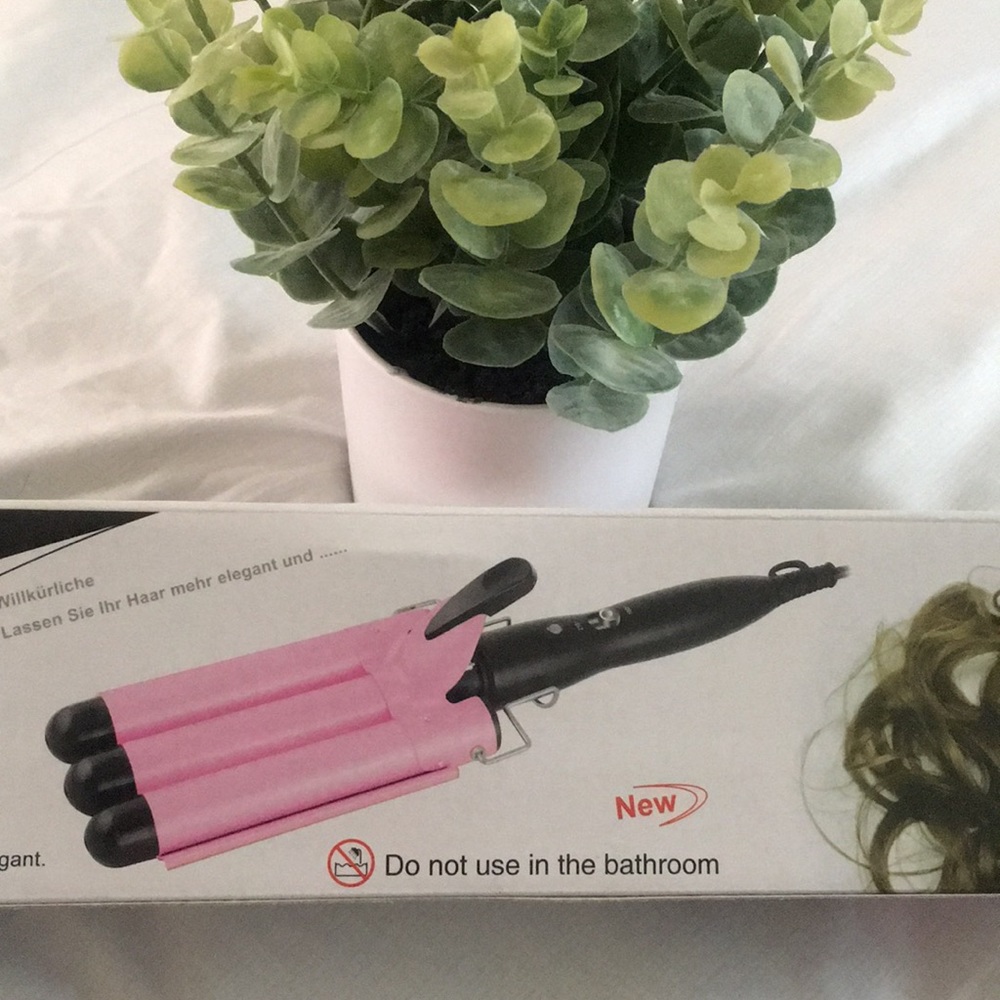Barbie Pink Crimper! Hair sassy and wavy 🌸
